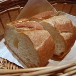 プティ・カッセ - ソースも美味しかったのでパンをオーダしました。