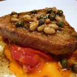 プティ・カッセ - 反対側から撮りました。マグロって言うと何かカスカスって言う感じがしますが、この料理は油がノリノリでジューシなお肉のような感じでした。もちろんソースは絶品です。