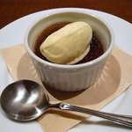プティ・カッセ - 赤ワインのクリームブリュレ バニラアイス添えです。