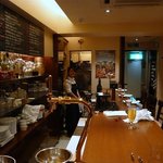 プティ・カッセ - こんな感じでカウンターのみです。掃除のいき届いてとっても綺麗なお店でした。