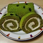 伊藤久右衛門 - 『抹茶ロールケーキ』(1360円)！抹茶と小豆を練りこんだ抹茶色のスポンジに 生クリームを塗って くるくると巻いたロールケーキ～♪(^o^)丿