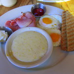 Busboys and Poets - 今日の朝食、手前にあるのがグリッツです。