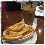 TGIフライデーズ - ポテト¥250とコーヒー¥450(笑)