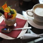 HONEY TOAST CAFE - ボキが注文したのは、
                      つぶつぶバニラのプリンアラモードとホットコーヒー。