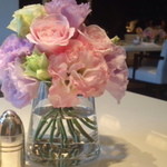 Café Un Deux Trois - テーブルの上の生花。