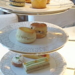 Café Un Deux Trois - 三段トレイ。