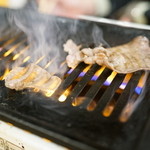 ホルモン松阪路 - 2016.3 ガスロースターで上塩タンを焼いています