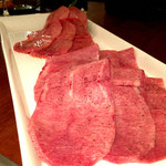 よろにく - 2016/3_手前黒毛和牛のタン、奥USビーフのタン