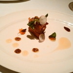 桜肉タルタル　マスタード効いて挟んだクルトンの食感絶品