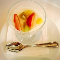 ル・クール神戸 - 氷上産ヨーグルトと季節のフルーツ　蜂蜜添え