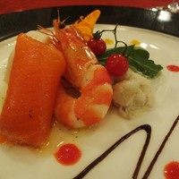 メインダイニングルーム - 鰆のブランダード仕立てと魚介の盛り合わせ：ホタテ、スモークサーモン、小海老、マイクロトマト、パプリカのソース、バルサミコソース。
                