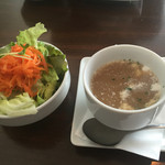 カフェ アクロス ザ ユニバース - サラダと大根のスープ