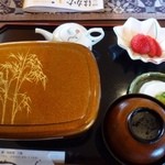 六騎 - 「せいろ蒸し」を好まない主人は「うな重・特：3600円」をオーダー。
            ◆うな重（上段：鰻のかば焼き、下段：ご飯）、肝吸い。苺はメニューに記載されていませんのでサービスかも。