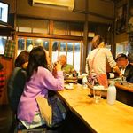 岸田屋 - お酒がなくなったらお姉さんに入れてもらいましょう