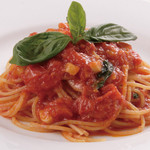 新鮮羅勒的番茄醬義大利面“Pomodoro”