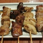 鳥ぷろ - 右から豚バラ、かわ、レバー、ソリデス、ねぎま。タレで。