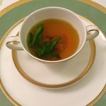 綱町三井倶楽部 - 蛤のコンソメスープ~サフランの香り 菜の花を添えて