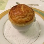 綱町三井倶楽部 - 魚貝類のパイ包み焼き アメリケーヌソース