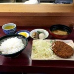 お食事処 憩 - 今回は、ミンチカツ定食、消費税アップ前と同価格550円です(2016.3.30)