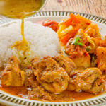 え 町田なのに ネパール餃子酒場 そるてぃ - 料理写真:ネパールの定番定食ダル・バート（2種類のカレーとジャスミンライス・ダルスープ・アチャール）