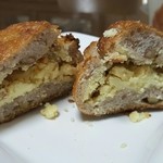 パンドール - 【2016.03】ゆずとホワイトチョコのカンパーニュ（180円＋税）断面。ホワイトチョコがぎっしり詰まってます！