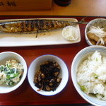 京久御山町食堂 - さんま塩焼き、いとより南蛮漬、ひじきの煮物、菜の花の白和え、豆ごはん
