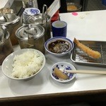 天麩羅処ひらお - エビ天定食とお口直しのダイコン
      