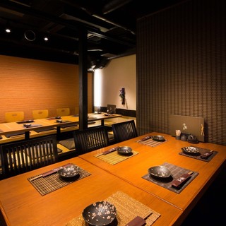 掘りごたつ席で寛げる半完備