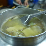 嘉義鮑魚海產粥 - 鮑魚海産粥(TWD70)　日本の釜めしの釜のような容器で供されます。