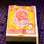 台東池上便當‧全美行 - 池上便當。まさに昔ながらの駅弁といった感じのレトロな包み紙