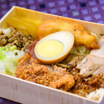 台東池上便當‧全美行 - 池上便當。米どころ池上郷のお米に台湾ならではのおかずがたっぷり