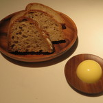 ライラ - メゾンカイザーの天然酵母パン”トゥルト”とバター