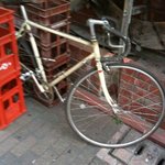 加帆礼 - 年季の入った自転車。鍵かけていますが、誰も取りませんてｗ