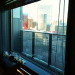 アルモニーアンブラッセ大阪  - 観覧車、左手。