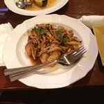 喫茶 神戸館 - キノコと鶏の炒め物です。