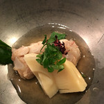 伊藤家のつぼ STAND SUSHI BAR - 筍とエイの頰肉。軟骨も食べれます。