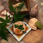 伊藤家のつぼ STAND SUSHI BAR - 一品目。これで日本酒が飲みたくなりました。