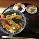 Kyou no sato - ランチの天丼(1000)  天丼にアオサ汁、香の物、小鉢(切干大根)