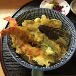 Kyou no sato - ランチの天丼:エビ2尾、キス、南瓜、ピーマン。山椒をかけていただくのが京風