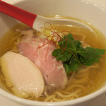 麺画廊 英 - 「雫　〜しずく〜　鶏出汁醤油」：２種のブランド鶏からの
                                まろやかな旨み、鶏油の清らかな香りを充分にたたえて
                                “澄み切った、芳醇”に唸らされます！
                                