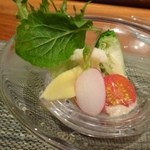 ステーキハウス ミディアムレア - 先付け・・野菜サラダです、アンチョビソースがいいお味。