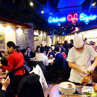 活気あふれる本場中国の屋台空間☆店内広々「24時間営業」