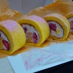 夢菓子工房セ・ジュール - あまおうロール　1/4カット