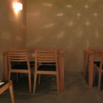 酒陶　築地 - テーブル席が2つくらいあって、カウンター席が6～7席ある小さなお店です。