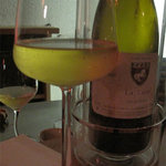 酒陶　築地 - ワインはビオを中心に揃えてるみたいです。ボトルが置かれてますが(笑)、グラスワインもありますので。