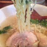 塩らー麺 本丸亭 - 麺リフトアップ