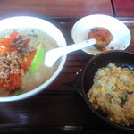 Nidaime Saihou - サービスランチ　800円の坦々麺と炒飯
