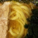 横浜家系ラーメン 府中家 - スープの鶏油は量は普通。バランスいいです。