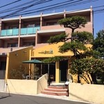 レストラン イブー - 目立つ暖かい山吹色の外観