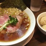 らーめん 稲荷屋 - 醤油ラーメンと肉団子
                                ３月４月限定のビスク・ド・クラブってのがあるようで